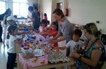 Ni�os de O Incio, con manualidades que vender�n para lograr fondos.