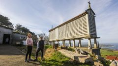 Mar�a Jos� y su hija Alba, ayer en Touri��n, en el concello de Mux�a.