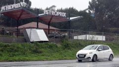 La gasolinera se ubica a orillas de la carretera PO-531, en el municipio de Meis. 