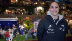 <span lang= gl >Melania Rodrguez diante do beln que lle rende homenaxe</span>