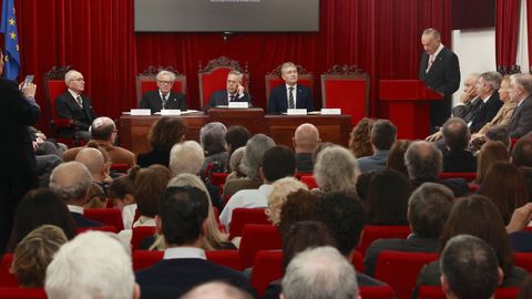 La inauguraci�n del curso de la academia sirvi� para la entrega de los premios a las mejores investigaciones. El de la Fundaci�n Barri� recay� en Marta Rial Crestelo, del �lvaro Cunqueiro, y el Quiroga y Pi�eiro en Pedro Medina, de la Universidad de Granada. 