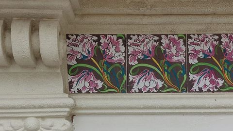 Detalle de los azulejos decorados «descubiertos» con la reparación de la fachada del inmueble que ocupa el Concello de Pontevedra en Michelena 30