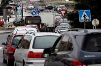 Los atascos de veh�culos son muy habituales en el n�cleo cullerdense de O Burgo.
