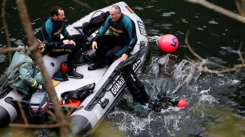 Agentes de la Guardia Civil junto a la lancha utilizada en el embalse de Arb�n en el que apareci� el cuerpo de la gijonesa de 43 a�os Paz Fern�ndez Borrego