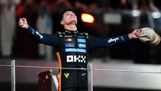 Lando Norris, celebrando en el podio de Abu Dhabi su campeonato de frmula 1.