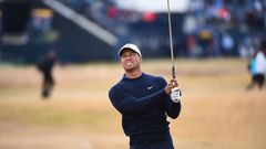 El golfista Tiger Woods golpea la bola en el campeonato de Carnoustie, en Escocia