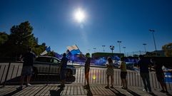 Aficionados del Real Oviedo reciben al equipo antes del partido ante el Racing
