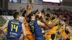 Menzies lucha por un bal�n en el partido COB-Lleida