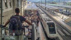 El estudio sobre la viabilidad del Cercan�as en Galicia sigue sin publicarse a pesar del compromiso de hacerlo en el mes de septiembre. En la imagen, la estaci�n ferroviaria de Santiago.
