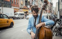 Petros Klampanis reside actualmente en Nueva York, donde est� reconocido su trabajo.