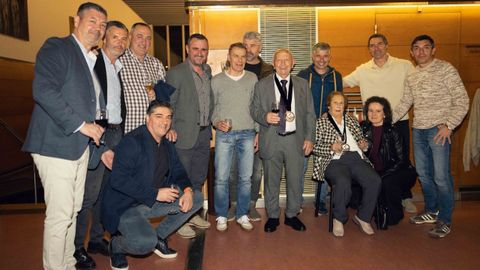 Chuco Barreiro y Maruxa Barral en la gala del deporte compostelano, apoyados por�exjugadores de diferentes etapas del Compos