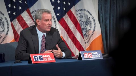 Fotograf�a cedida por la Alcald�a de Nueva York donde aparece su alcalde Bill de Blasio mientras habla durante su rueda de prensa diaria este domingo en Nueva York. 