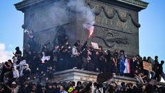 Los j�venes se subieron a la base de la Columna de Julio en la Bastilla durante la manifestaci�n