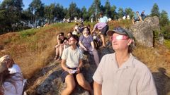 El arque�logo Ant�n Malde observa el eclipse desde Pena Furada, en Coir�s.