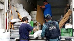 Agentes de la Guardia Civil retirando im�genes esta ma�ana en Pontevedra. 