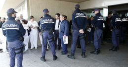 Gran despliegue policial ayer en la protesta y en todo el entorno del Hospital da Costa. 