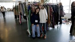 La pequeña Sol y Marta de Castro, nieta e hija de Amador de Castro, en el mercadillo solidario organizado por la fundación que lleva el nombre del empresario en el Náutico de A Coruña