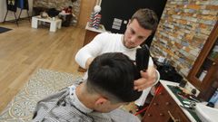 Diego Serantes abri� la barber�a Enxebre en la carretera de Castilla hace casi cuatro meses