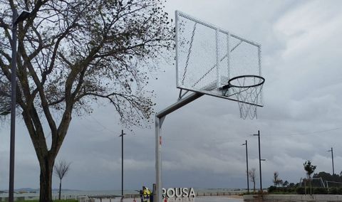 Una de las canastas instaladas en la plaza