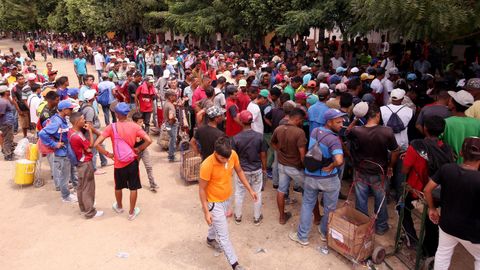 Ciudadanos venezolanos cruzan a diario la frontera entre su pas y Colombia para recibir una racin de comida en el comedor Divina Providencia de Cculta 