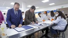 Los conselleiros Julio Garc�a Comesa�a y Rom�n Rodr�guez, este lunes, firmando el convenio en el aula de citodiagn�stico del CIFP Montecelo, en Pontevedra