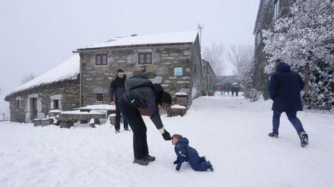 La nieve está presente en O Cebreiro.