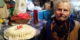 El Concello de Ma��n obsequi� a la centenaria con una tarta. 