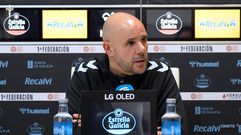 El entrenador del Celta Fortuna, Fredi �lvarez, tras el partido frente al �vila en Barreiro.