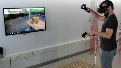 Un empleado de Artline Solutions «echa» un culín en un llagar creado mediante Realidad Virtual