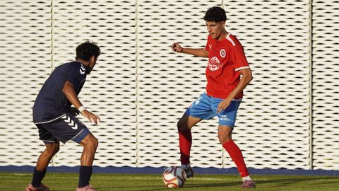 Mauro, de la UD Ourense, manteniendo el control del bal�n ante un jugador del Chaves