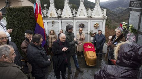 Alonso Montero, sempre co compromiso coa Rep�blica, no enterro na Fonsagrada do hist�rico comunista David �lvarez