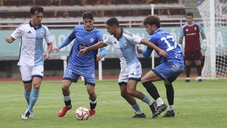 Guisande protege el bal&oacute;n entre dos rivales, con el apoyo de Dani Gonz&aacute;lez