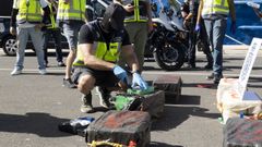 Un agente de la Polica Nacional inspecciona un fardo de cocana tras la aprehensin en alta mar de un barco que tena Vigo como destino.