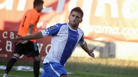 Arias celebra un gol