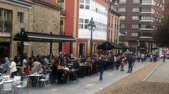 Las terrazas de Avil�s, repletas de clientes.Las terrazas de Avil�s, repletas de clientes