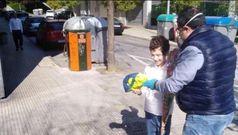 Trabajadores del servicio de recogida de basura de Ourense felicitan a Beltr�n Ameijeiras por su d�cimo cumplea�os