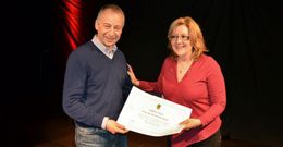 El edil de Cultura, Juan Constenla, le entreg� el diploma acreditativo a la ganadora de este a�o. 