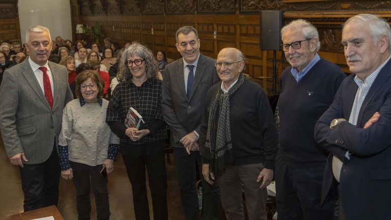Entrega do galard�n. Valent�n Garc�a, Maribel Mart�n, Tereixa Constenla -a ga�adora, co libro na man-, Rom�n Rodr�guez, Ubaldo Rueda, Emilio P�rez Touri�o e Fernando Salgado, na entrega do premio Casino de Santiago.