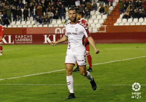 Ortu�o celebra un gol con el Albacete