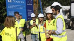 La conselleira de Medio Ambiente con el alcalde de Cabanas y la delegada territorial de la Xunta, en las obras de saneamiento