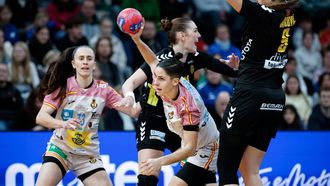 Alicia Fernndez, tira a portera durante el partido ante Montenegro.