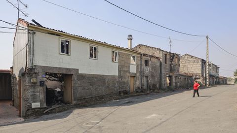 Fila de viviendas afectadas por el incendio en A Caridade