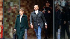 Alves sale de la crcel tras pagar un milln de euros de fianza