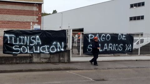 Pancartas a la entrada de la empresa Tuinsa en el polígono de Somonte