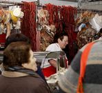 En las carnicer�as abundan los ingredientes del cocido.