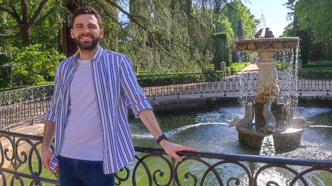 Javier Canabal trabaja en Madrid y regresa cada mes.