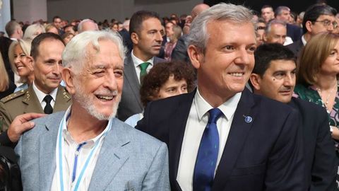 Juan Pardo y Alfonso Rueda, durante la entrega de las medallas de oro de Galicia, en julio del 2023