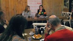 Alba Iglesias y Natalia Gonz�lez, en el desayuno informativo del PSOE ourensano.