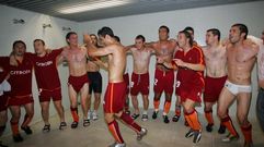 La plantilla, festejando el ascenso en el vestuario.