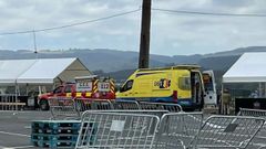 La ambulancia y el veh�culo del GES, junto al puerto deportivo, donde se produjo el fallecimiento, en medio de los preparativos del recinto del festival